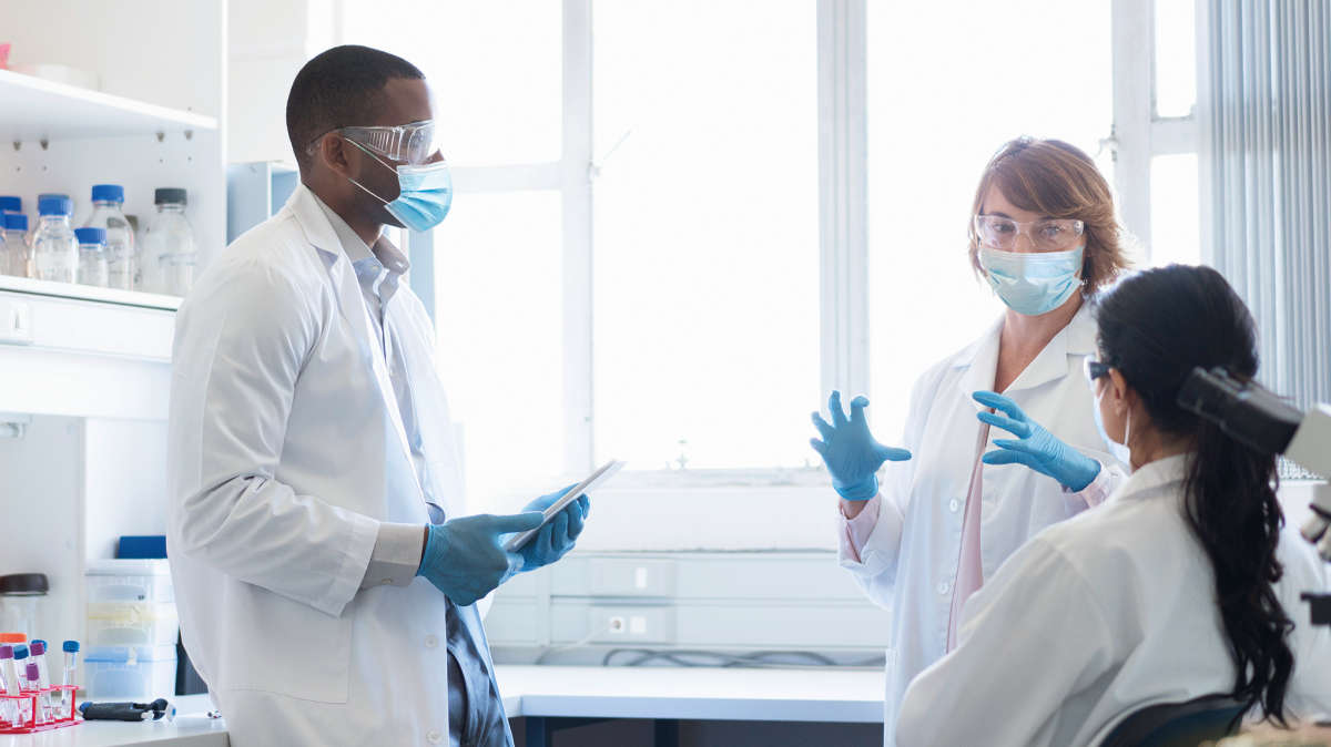 group of scientist, talk, discussion, laboratory, diversity, wearing masks