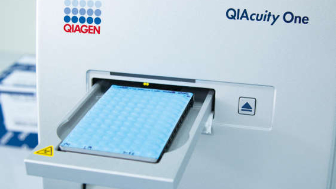 digital PCR, dPCR, QIAcuity One, sealed nanoplate, QIAGEN Kit box, Logo, device label, tray, close-up, zoom, details