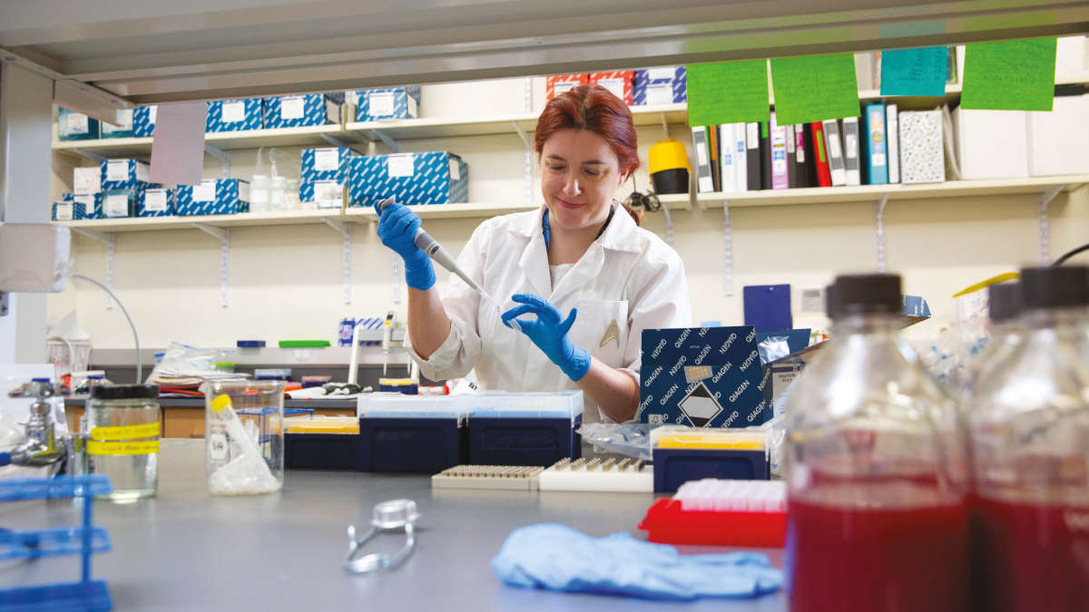 Davida Dmyth working in lab