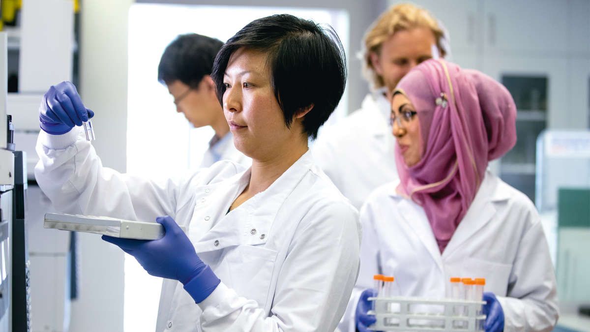 Enterprise Genomics Services, scientist, laboratory, from sample extraction to data interpretation