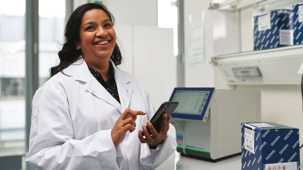 QIAstat-Dx, QIAsphere, woman, lab, doctor